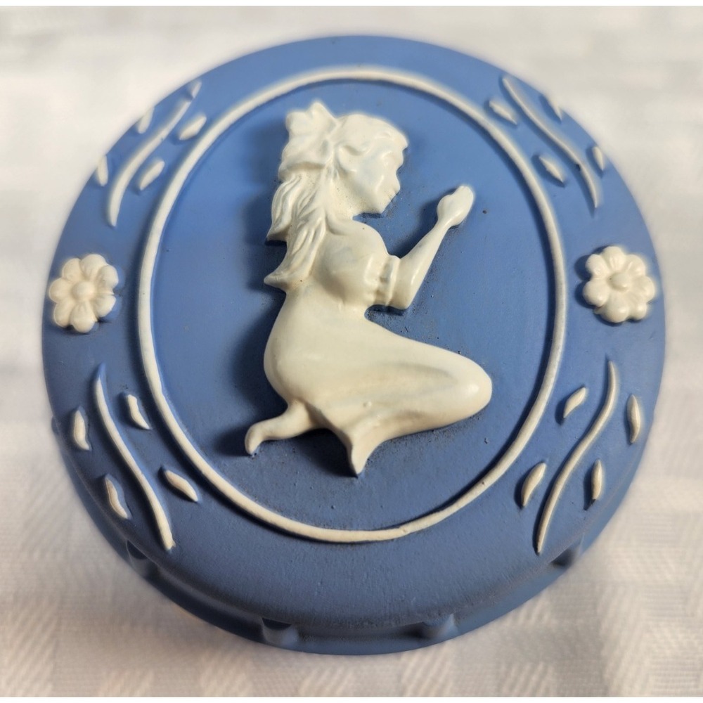 VINTAGE WEDGWOOD BLUE JASPERWARE STYLE TRINKET BOX POWER BOX PRAYING GIRL Flower